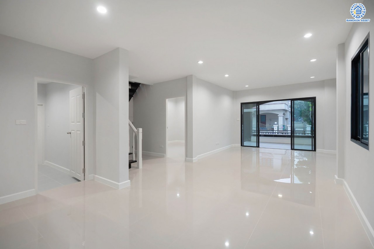 บ้านมือสองตกแต่งใหม่ ม.วรารมย์ เพชรเกษม81 แบรนด์ Q.House รองรับทุกความสุข เนื้อที่ 54 ตร.ว. ฟังก์ชัน 3 ห้องนอน 2 ห้องน้ำ 1 ห้องอเนกประสงค์ จอดรถได้ 1 คัน บนทำเลใกล้ The Mall บางแค และเชื่อมต่อ ถ.พุทธมณฑลสาย4 และ ถ.กาญจนาฯ